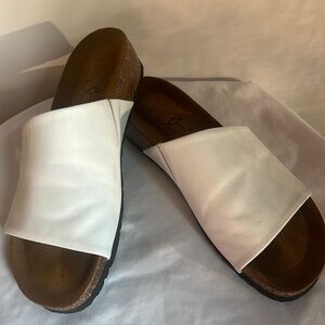 NWOT’s - Bos&Co. Lux slide sandal- size 7- white